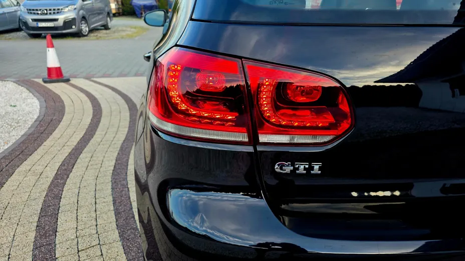 VOLKSWAGEN Golf -