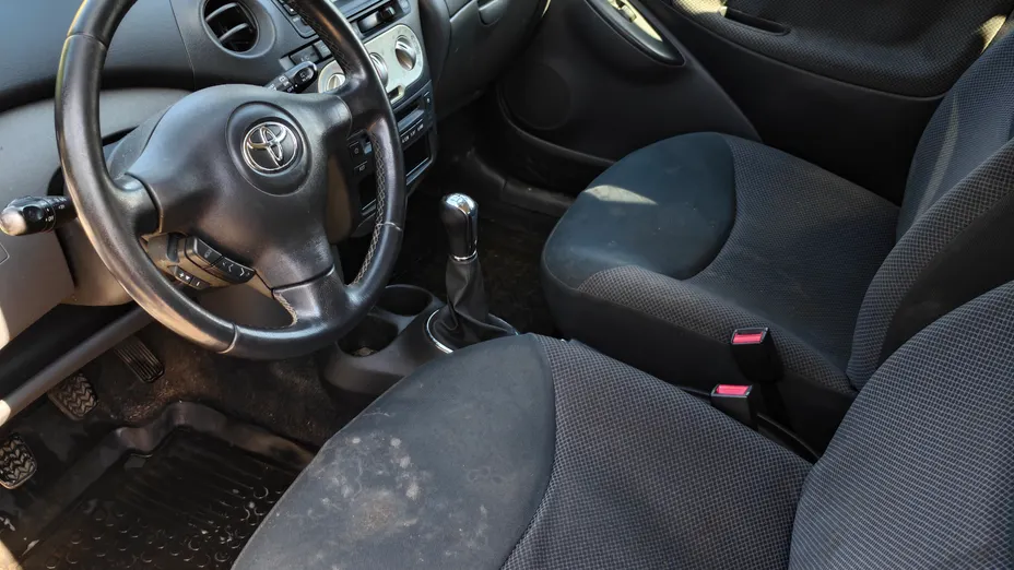 TOYOTA Yaris -