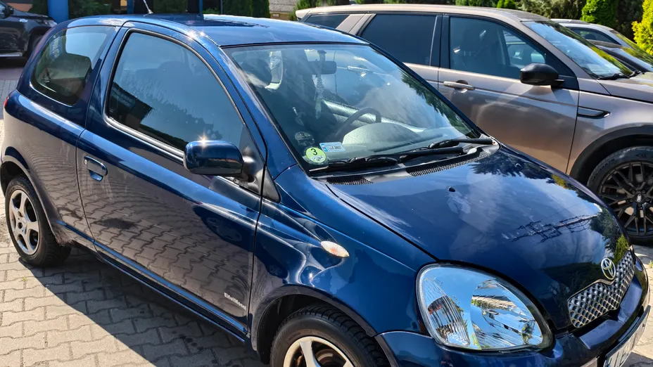 TOYOTA Yaris -
