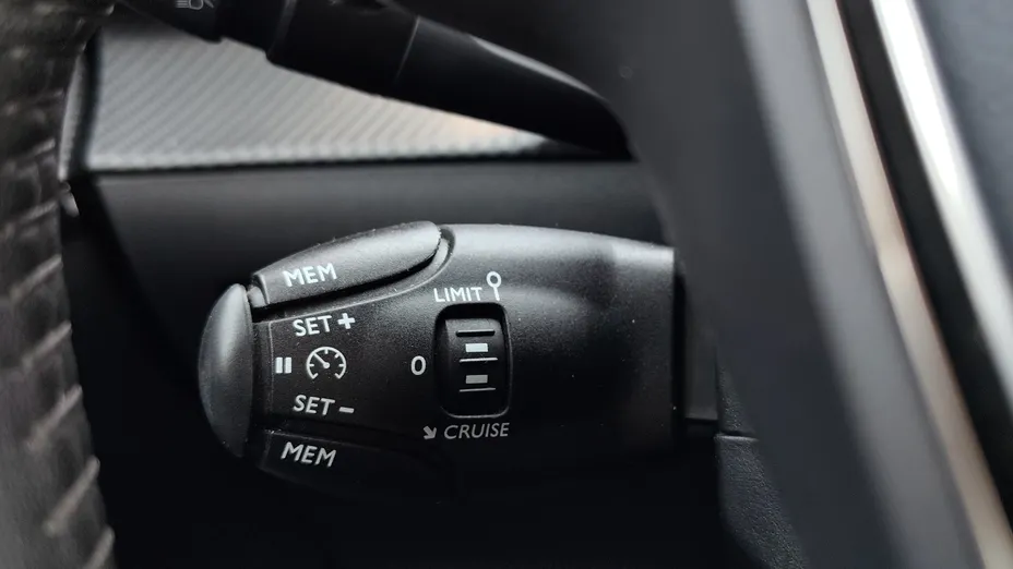 PEUGEOT 208 e-208 Active