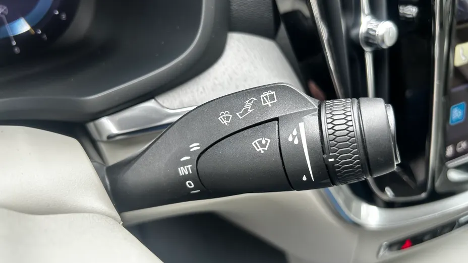 VOLVO V60 V60 B3 B Plus Dark aut