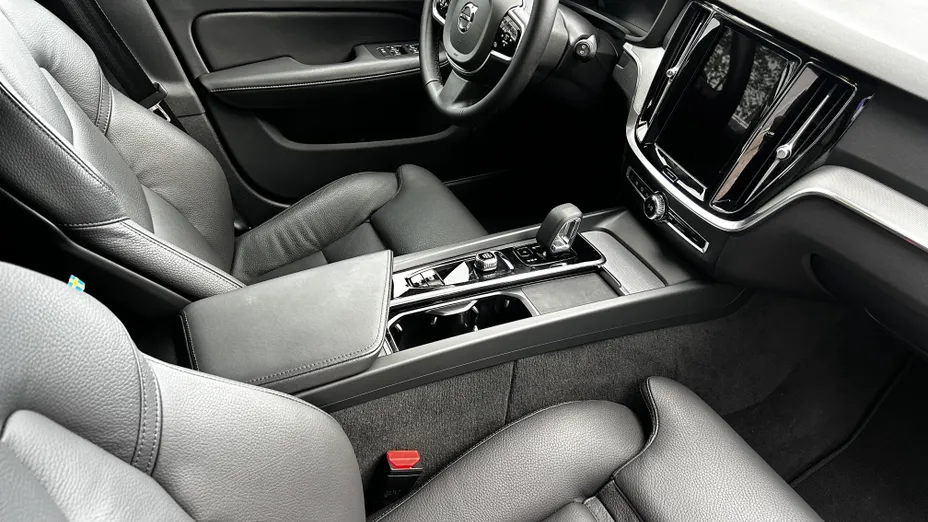 VOLVO V60 V60 B4 B Plus Dark aut