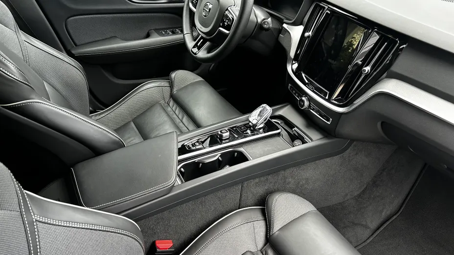 VOLVO V60 V60 B4 B Plus Dark aut