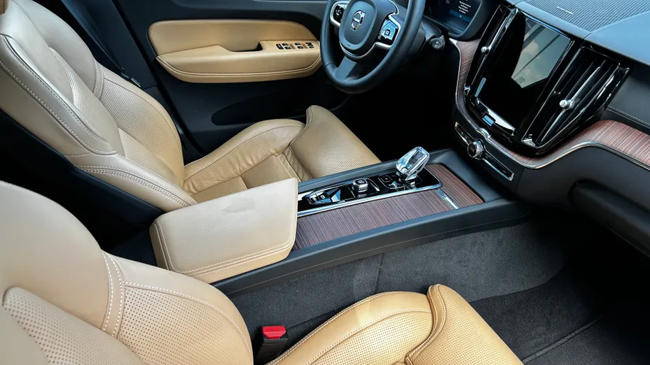 VOLVO XC60 XC60 T6 Plug-In Hybrid AWD Ultra Bright aut