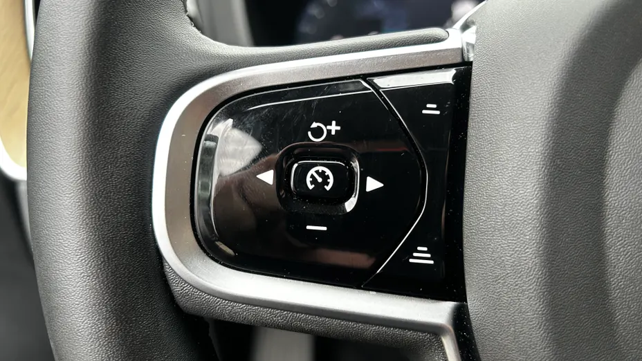 VOLVO XC60 XC60 B5 B AWD Plus Dark aut