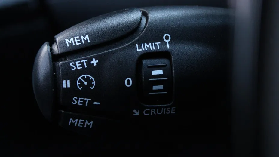 PEUGEOT 2008 2008 1.2 PureTech Allure S&S EAT8