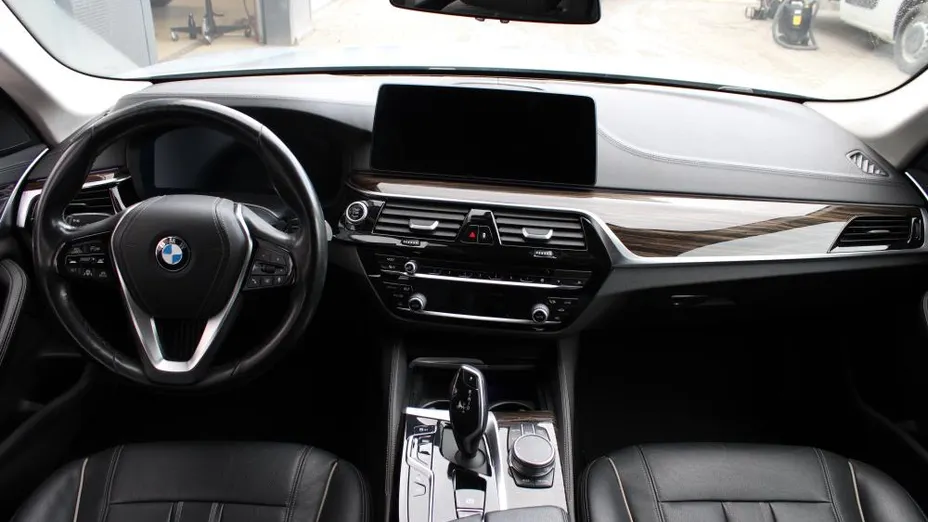 BMW Seria 5 520d xDrive Luxury Line aut