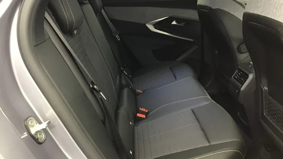 PEUGEOT 3008 -