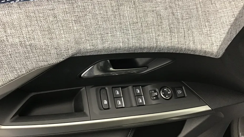 PEUGEOT 5008 -