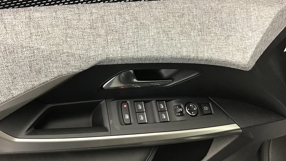 PEUGEOT 5008 -