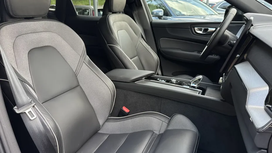 VOLVO XC60 XC60 B5 B AWD Plus Black Edition aut