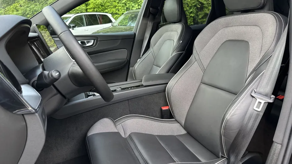 VOLVO XC60 XC60 B5 B AWD Plus Black Edition aut