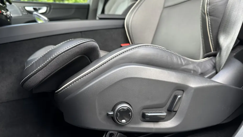 VOLVO XC60 XC60 B5 B AWD Plus Black Edition aut