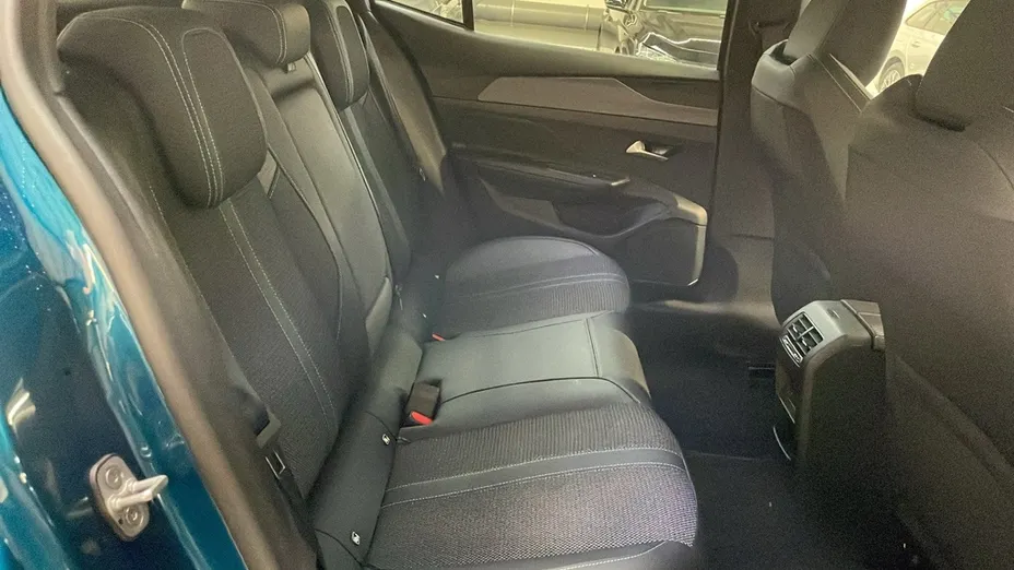 PEUGEOT 408 -