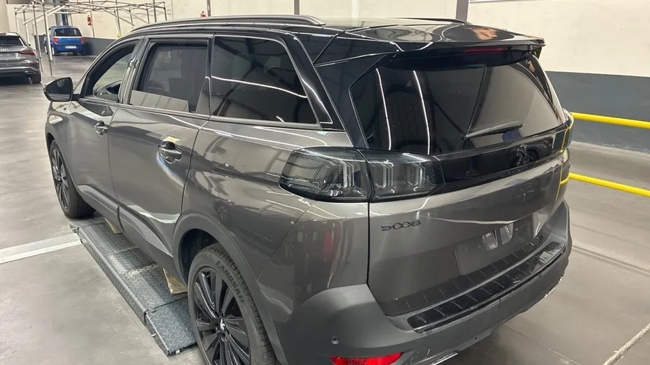 PEUGEOT 5008 -