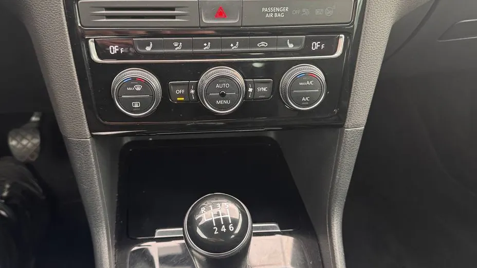 VOLKSWAGEN Golf Sportsvan -