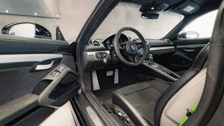 PORSCHE Cayman 718 Cayman GPF GT4 PDK