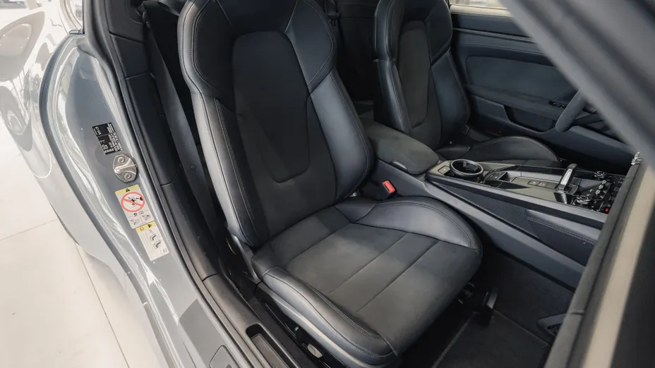 PORSCHE 911 911 Carrera 4 GTS
