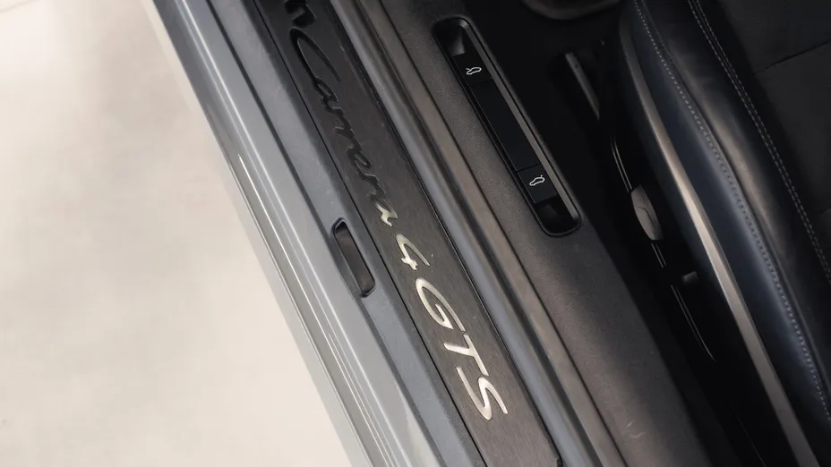 PORSCHE 911 911 Carrera 4 GTS
