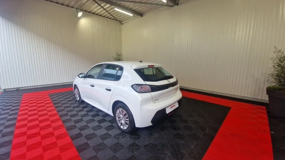 PEUGEOT 208 -