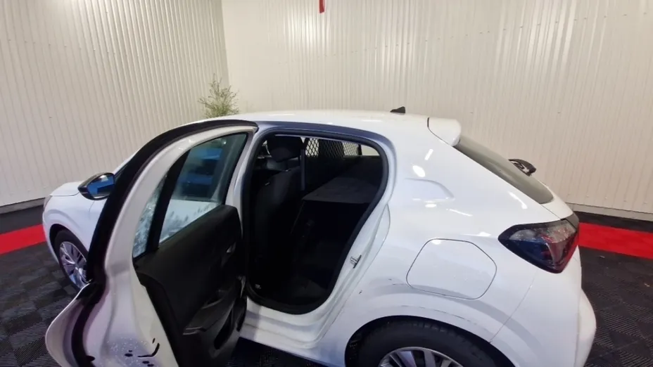 PEUGEOT 208 -