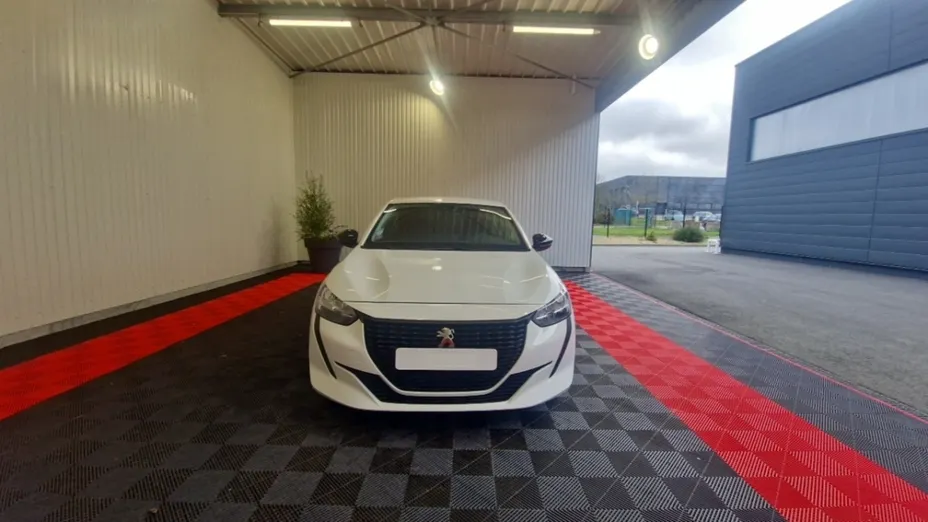 PEUGEOT 208 -