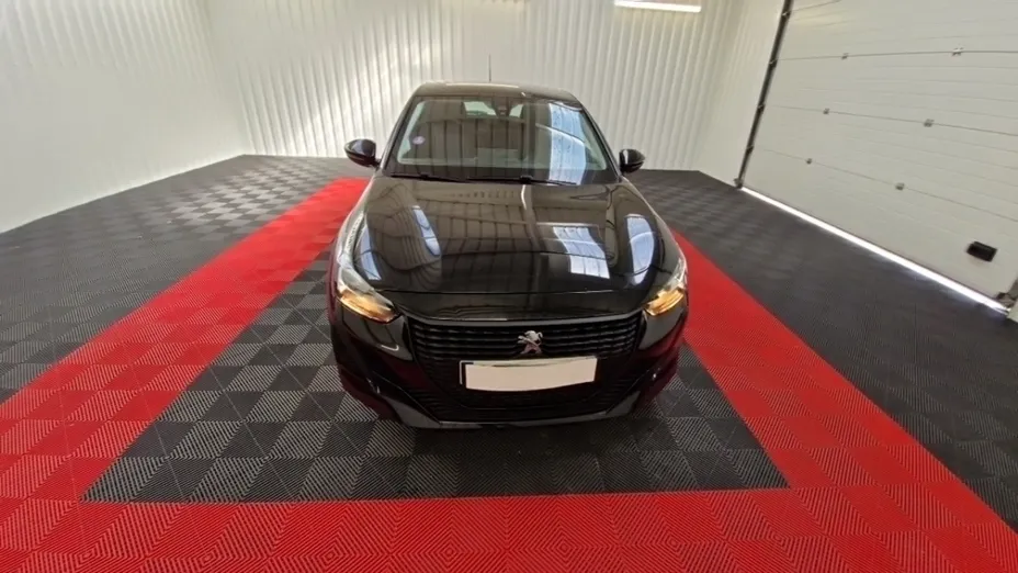 PEUGEOT 208 -