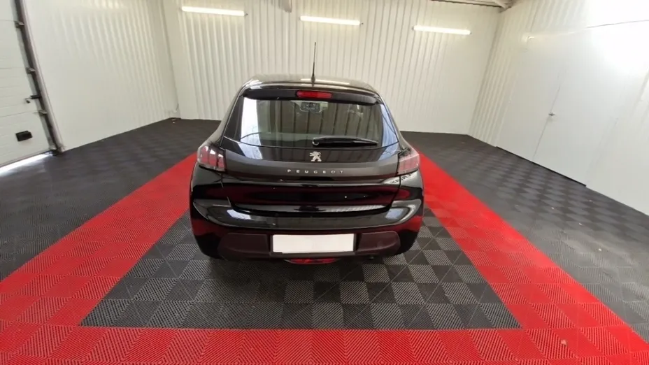 PEUGEOT 208 -