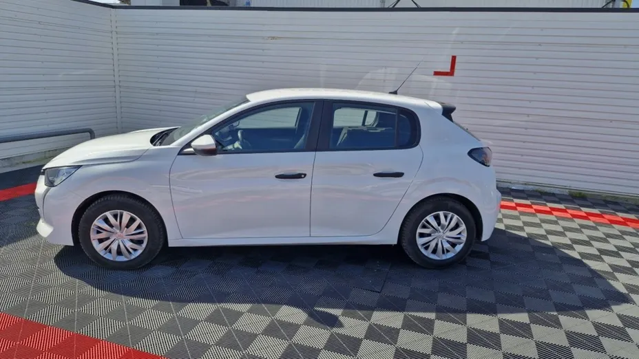 PEUGEOT 208 -
