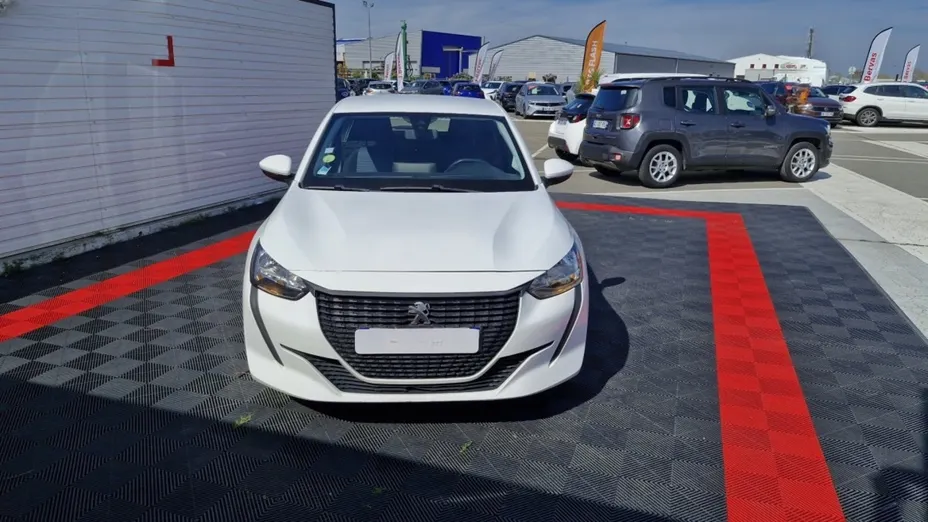 PEUGEOT 208 -