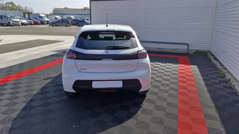 PEUGEOT 208 -