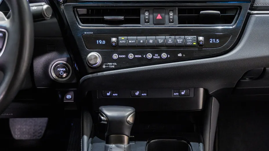 LEXUS ES ES 300h F Sport Design