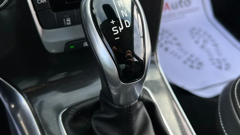 VOLVO V40 V40 CC D3 Momentum aut