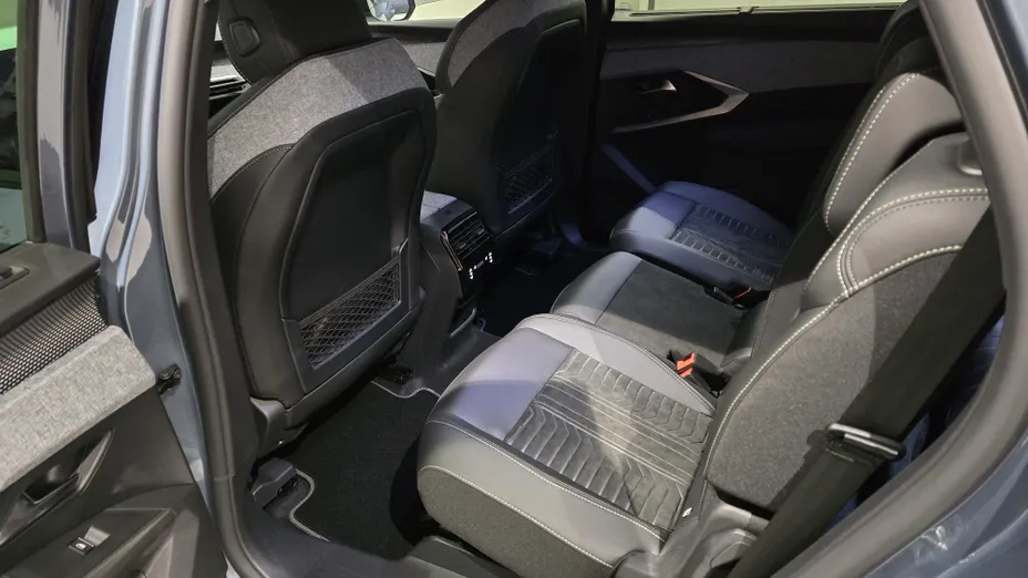 PEUGEOT 5008 5008 1.2 PureTech mHEV GT Exclusive S&S e-DCS6 Nowy