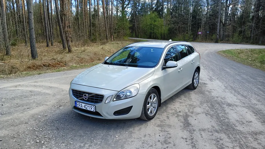 VOLVO V60 V60 D3 Drive-E Dynamic Edition (Momentum)