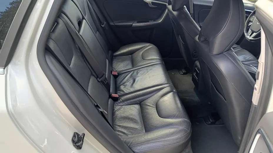 VOLVO V60 V60 D3 Drive-E Dynamic Edition (Momentum)