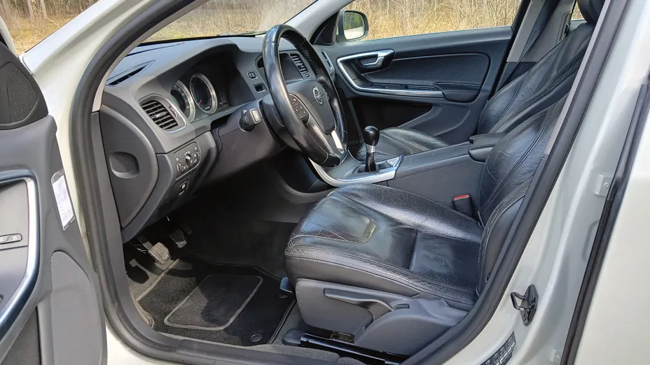 VOLVO V60 V60 D3 Drive-E Dynamic Edition (Momentum)