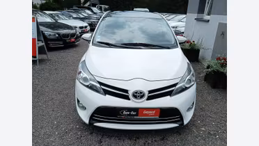 TOYOTA Verso