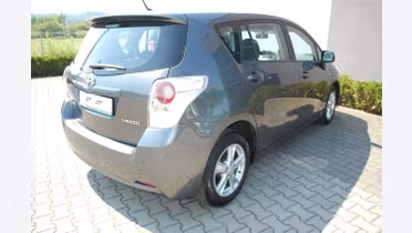 TOYOTA Verso