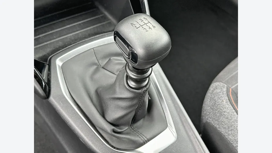 PEUGEOT 208 -