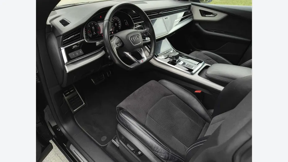 AUDI Q8 -