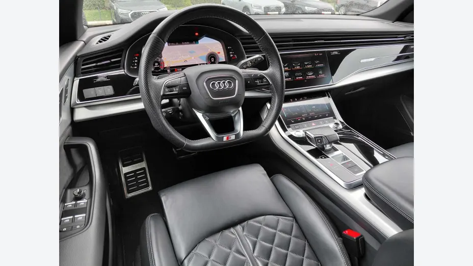 AUDI Q8 -