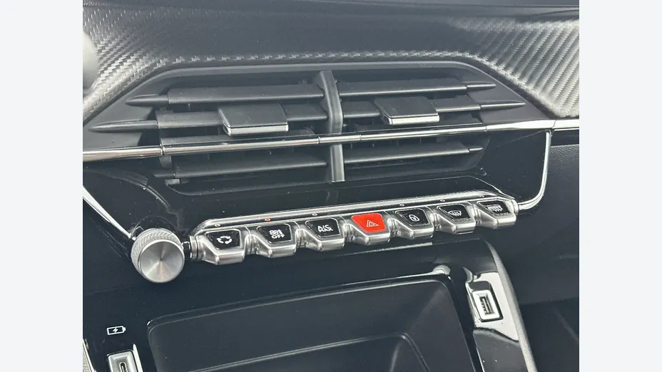 PEUGEOT 208 -