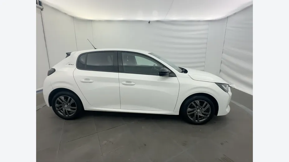 PEUGEOT 208 -