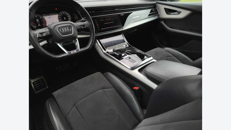 AUDI Q8 -