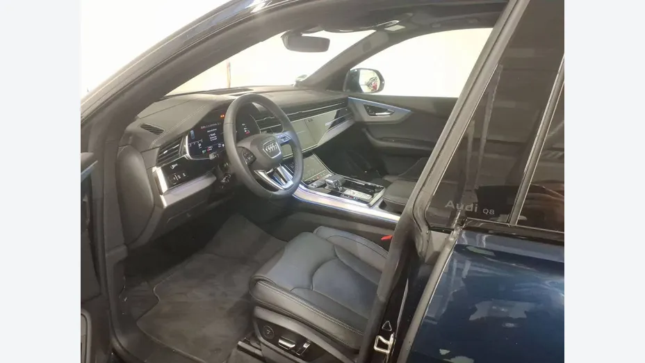 AUDI Q8 -
