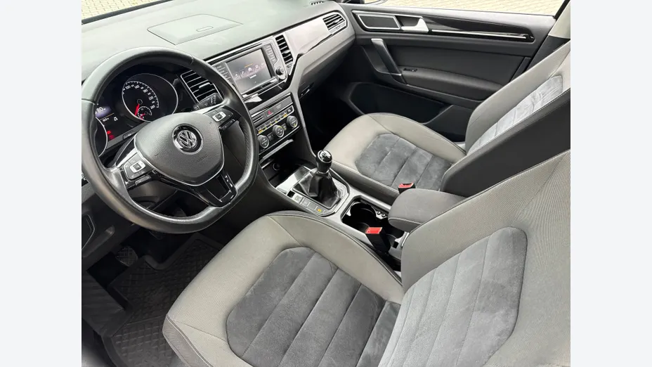 VOLKSWAGEN Golf Sportsvan -