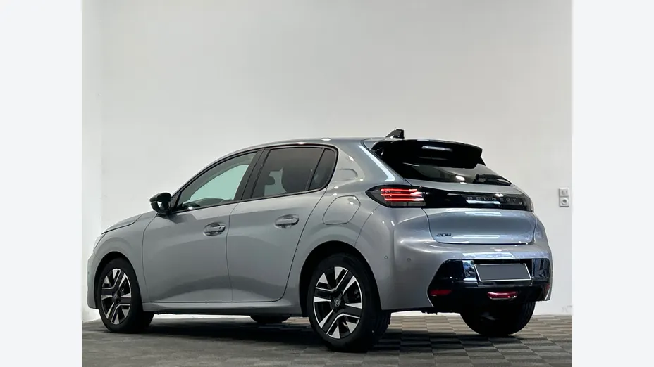 PEUGEOT 208 -