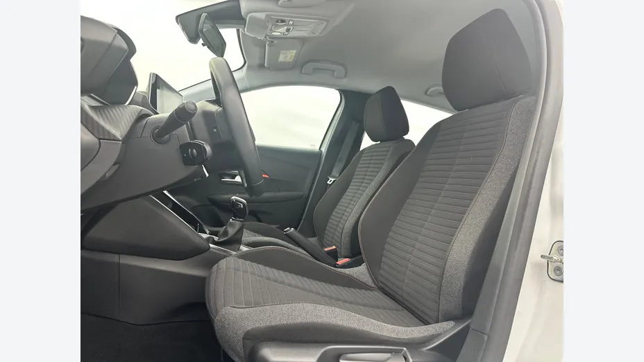 PEUGEOT 208 -