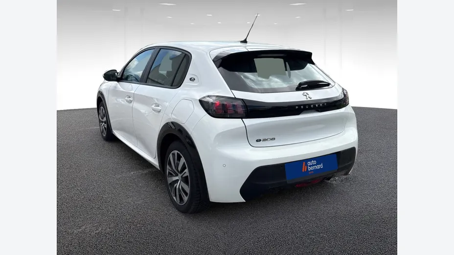 PEUGEOT 208 -